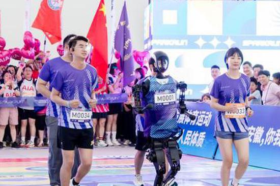 Running with robots: Tech adds spark to Hefei night race