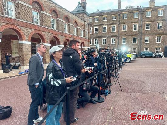 Photo shows journalists waiting outside the Lancaster House in London, Britain, June 9, 2025. (Photo: China News Service/Ouyang Kaiyu)