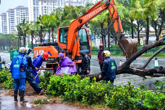 Typhoon Wutip affects S China's Hainan with strong winds, rain