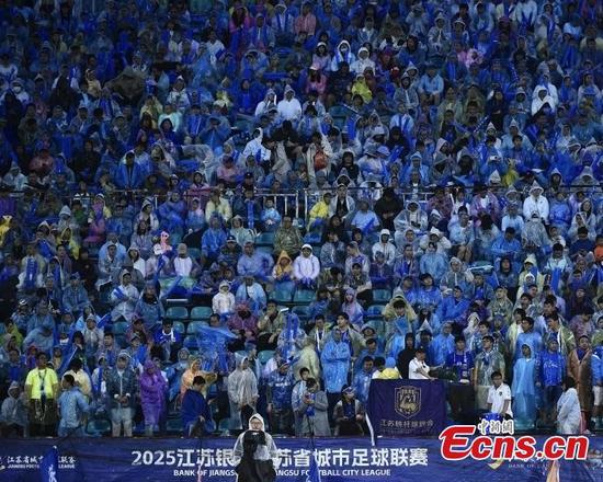 Photo taken on June 1, 2025 shows the competition between Nanjing City and Wuxi City at Wutaishan Sports Center of Nanjing City in east China's Jiangsu Province. (Photo/China News Service)