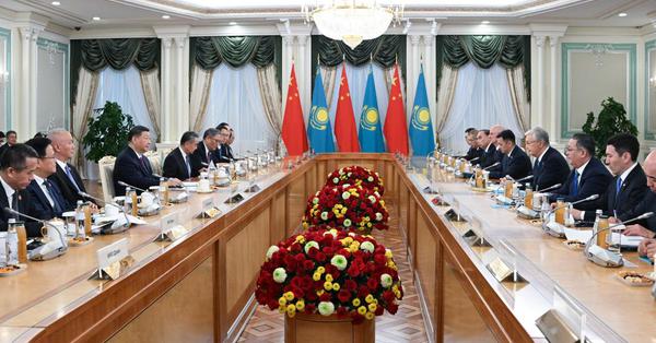 Chinese, Kazakh presidents hold talks in Astana