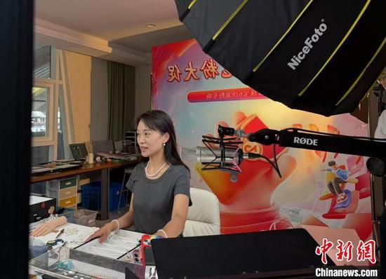 A livestreaming host promotes sales of pearls. (China News Service/Xi Jinyan) A livestreaming host promotes sales of pearls. (China News Service/Xi Jinyan)