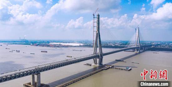 An aerial drone photo shows the Changzhou-Taizhou Yangtze River Bridge under construction in East China's Jiangsu province. (Photo provided to China News Service) An aerial drone photo shows the Changzhou-Taizhou Yangtze River Bridge under construction in East China's Jiangsu province. (Photo provided to China News Service)