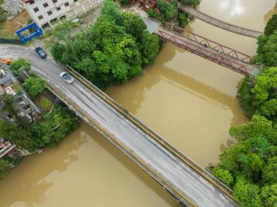 Landslide triggers partial collapse of Xiamen-Chengdu Expressway