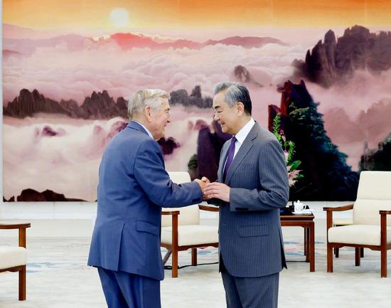 Chinese Foreign Minister meets Harvard Professor Allison