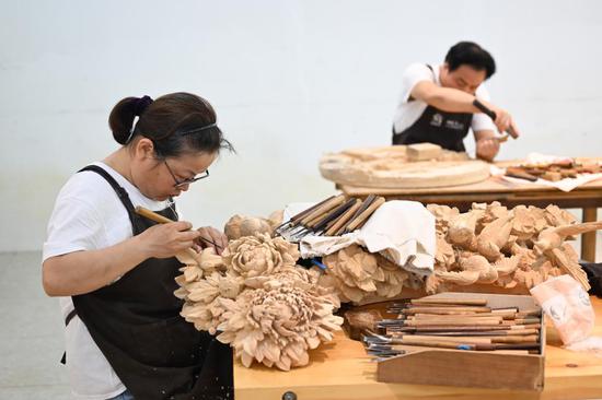 Woodcarving artist with disability helps preserve traditional craft