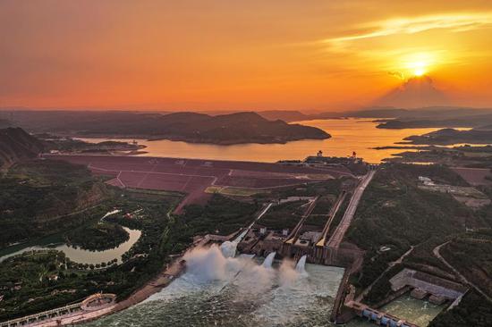 Sunset glow creates magnificent scene over Xiaolangdi Reservoir