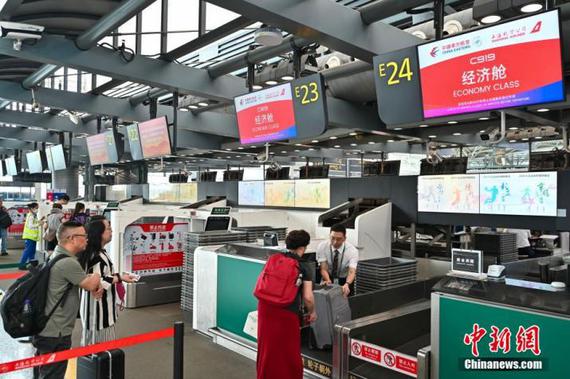 Passengers line up to check-in at Baiyun International Airport in Guangzhou, south China's Guangdong Province, June 14, 2025. (Photo/China News Service) Passengers line up to check-in at Baiyun International Airport in Guangzhou, south China's Guangdong Province, June 14, 2025. (Photo/China News Service)