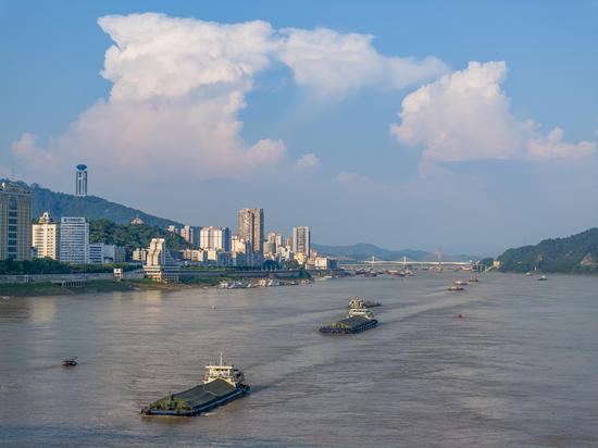 Busy summer cargo traffic shown on Xijiang River in south China