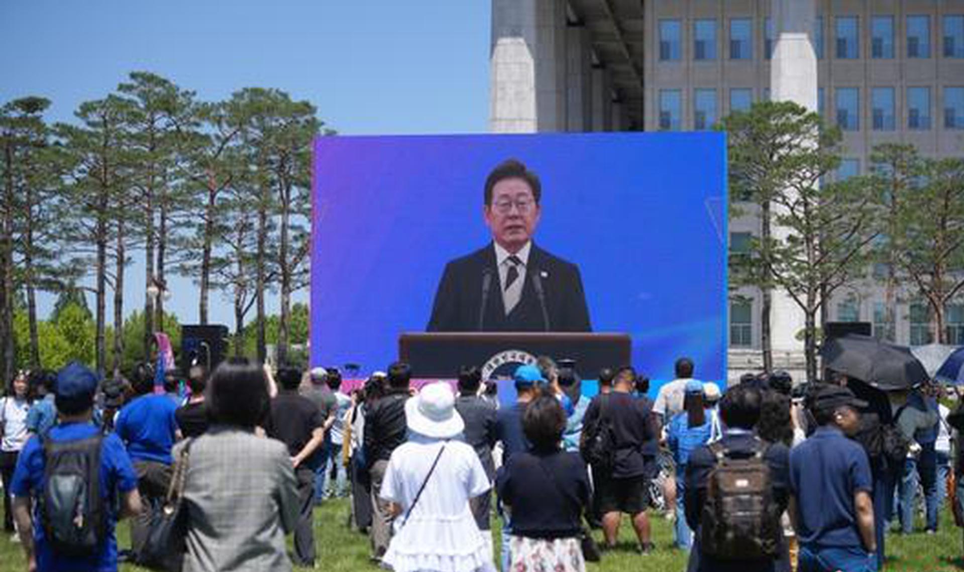 S. Korean president's approval rating rises to 73.6 pct: poll