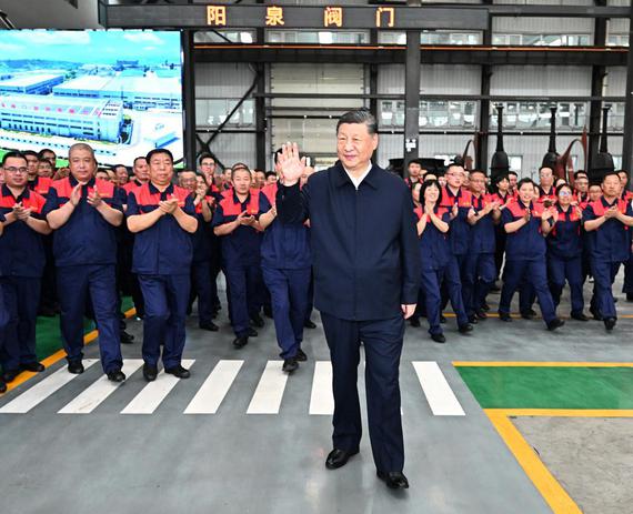 President Xi Jinping, who is also general secretary of the Communist Party of China Central Committee and chairman of the Central Military Commission, visits Yangquan Valve Co in Yangquan, Shanxi province, on Monday afternoon. (YAN YAN / XINHUA) President Xi Jinping, who is also general secretary of the Communist Party of China Central Committee and chairman of the Central Military Commission, visits Yangquan Valve Co in Yangquan, Shanxi province, on Monday afternoon. (YAN YAN / XINHUA)