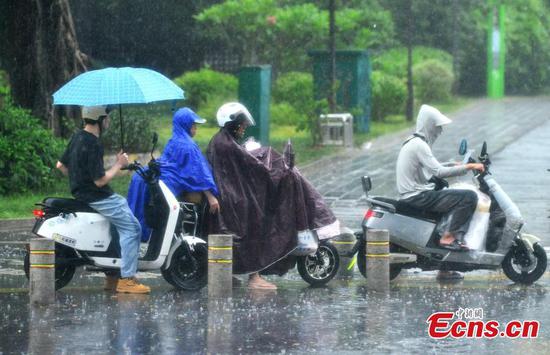 People ride in the rain in Fuzhou City, east China's Fujian Province on June 7, 2025. (Photo/China News Service) People ride in the rain in Fuzhou City, east China's Fujian Province on June 7, 2025. (Photo/China News Service)