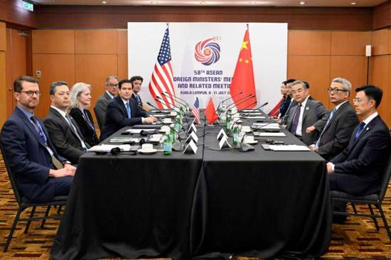 Chinese FM calls for joint efforts in finding right way for China, U.S. to get along