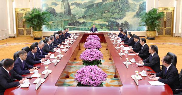 Xi meets heads of foreign delegations attending SCO council of foreign ministers meeting
