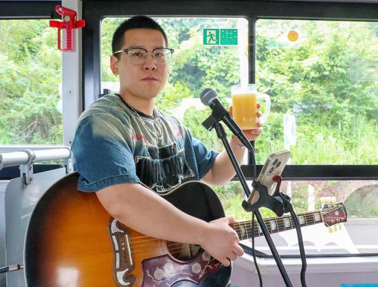 Qingdao launches 'beer bus' to explore new tourism experiences(1/4)