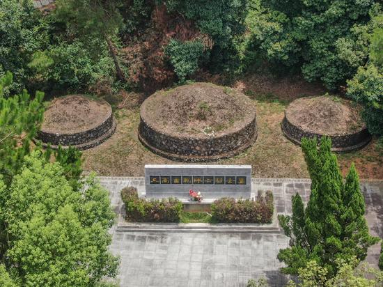 Visiting Shanggao Martyrs' Cemetery for Anti-Japanese War heroes in Jiangxi