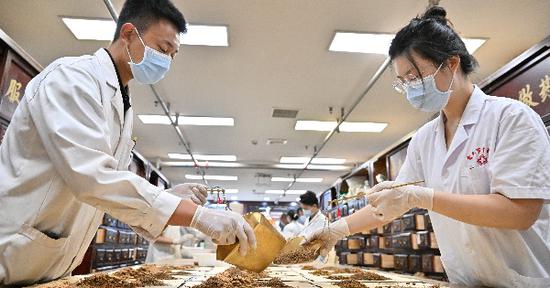 TCM practitioners seize dog days of summer to treat winter illness for patients