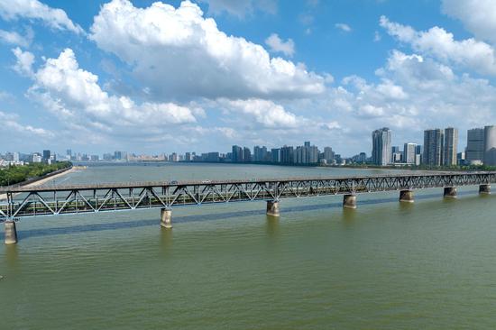 Exploring Qiantang River Bridge in east China