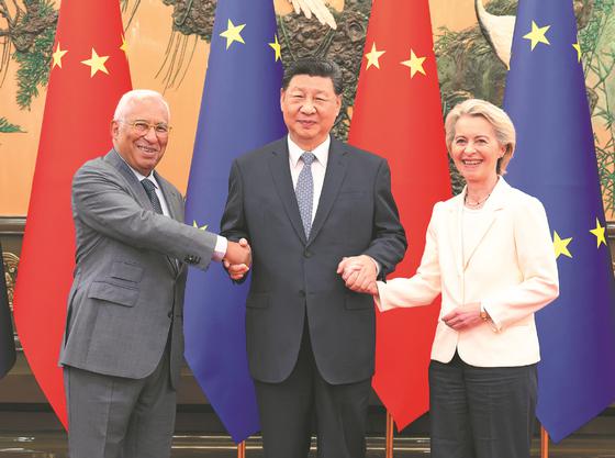 President Xi Jinping shakes hands with President of the European Council Antonio Costa (left) and President of the European Commission Ursula von der Leyen, who are in Beijing for the 25th China-European Union Summit, at the Great Hall of the People on Thursday. (FENG YONGBIN/CHINA DAILY）