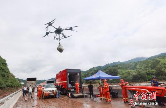 A drone transports rescue supplies to personnel who are working at a section of National Highway 111 in Huairou District, Beijing,  July 28, 2025. (Photo: China News Service/Jia Tianyong)