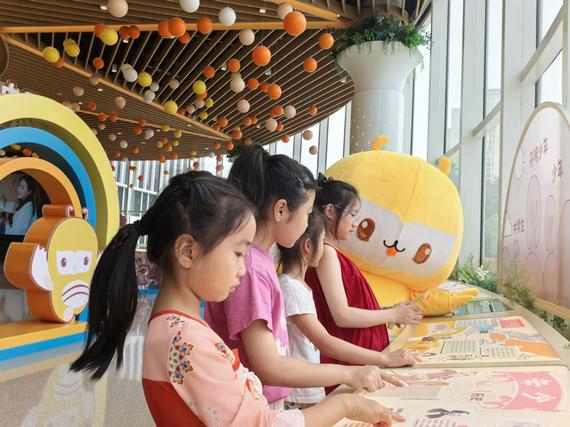 Avid readers make the most of their time at the Shanghai Children's Library during the ongoing summer holiday. (Photo provided to chinadaily.com.cn)