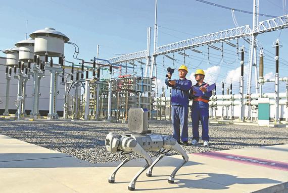 Technicians check power facilities with the help of a robot in Chuzhou, Anhui Province. (SONG WEIXING/FOR CHINA DAILY)