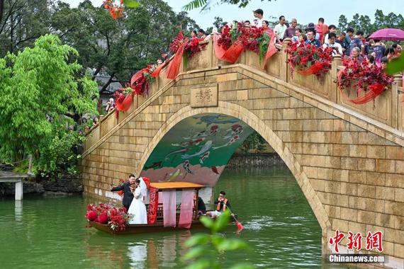 A group wedding is held in Guangzhou, Guangdong Province on May 18, 2025. (File photo/China News Service) A group wedding is held in Guangzhou, Guangdong Province on May 18, 2025. (File photo/China News Service)