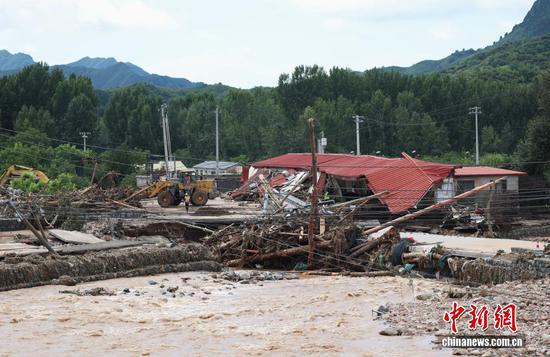 An excavator removes debris in Chengggezhuang Village, Miyun District, Beijing, after torrential rains, July 29, 2025. (Photo: China News Service/Sheng Jiapeng) An excavator removes debris in Chengggezhuang Village, Miyun District, Beijing, after torrential rains, July 29, 2025. (Photo: China News Service/Sheng Jiapeng)