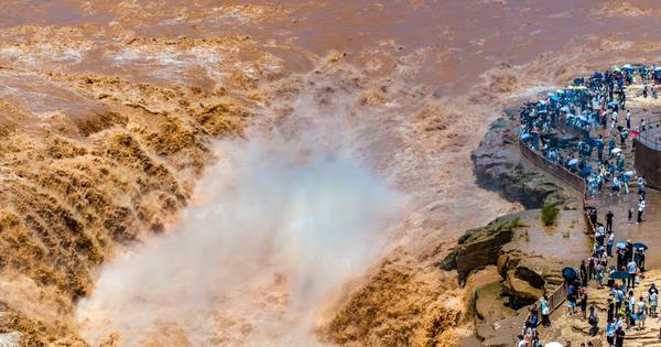 People visit Hukou Waterfall on Yellow River in N China’s Shanxi
