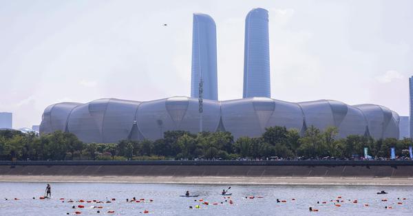 2025 Crossing Qiantang River event draws thousands of swimmers  