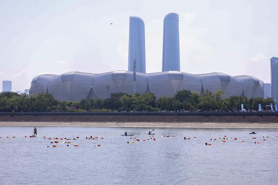2025 Crossing Qiantang River event draws thousands of swimmers