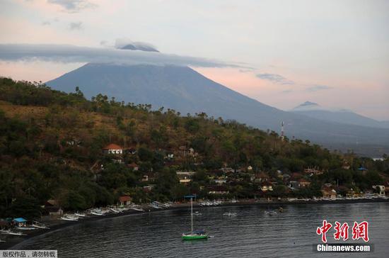 Photo shows the Mount Agung volcano in Bali resort island of Indonesia. (Photo/China News Service)
