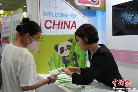 A visitor tours the China-themed exhibition area at the Seoul International Travel Fair, June 5, 2025. (Photo: China News Service/Liu Xu) A visitor tours the China-themed exhibition area at the Seoul International Travel Fair, June 5, 2025. (Photo: China News Service/Liu Xu)