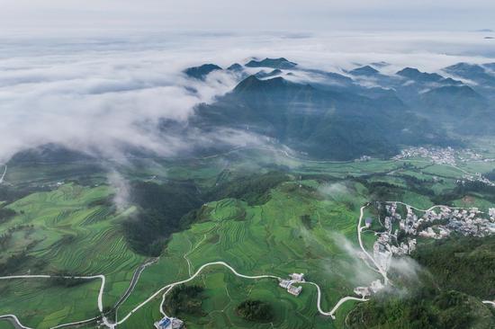 Exploring stunning sea of clouds in southwest China