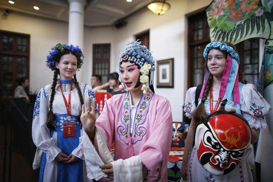Traditional Chinese culture attracts students of SCO member countries to Tianjin