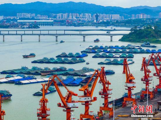 Photo shows the busy Chishui Port in Wuzhou City, Guangxi Zhuang Autonomous Region. (Photo provided to China News Service) Photo shows the busy Chishui Port in Wuzhou City, Guangxi Zhuang Autonomous Region. (Photo provided to China News Service)