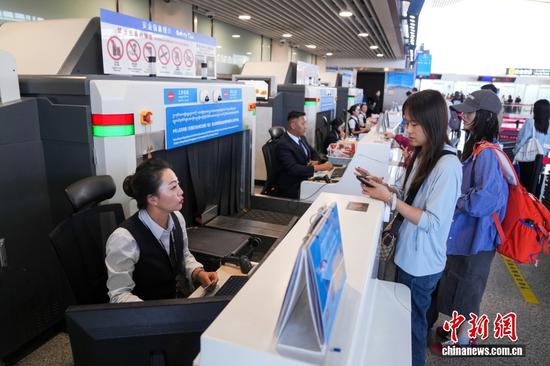 Photo taken on July 18, 2025 shows the busy Lhasa Gonggar International Airport in Xizang Autonomous Region. (Photo: China News Service/Zhang Xiangyi) Photo taken on July 18, 2025 shows the busy Lhasa Gonggar International Airport in Xizang Autonomous Region. (Photo: China News Service/Zhang Xiangyi)