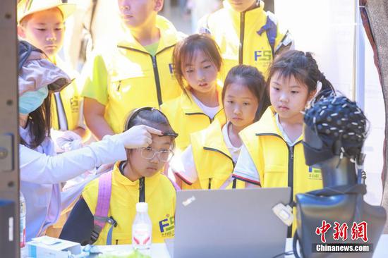 A student tries the brain-computer interface technology at a science popularization activity held by the Institute of Automation, Chinese Academy of Sciences (CAS), May 24, 2025. (Photo/China News Service) A student tries the brain-computer interface technology at a science popularization activity held by the Institute of Automation, Chinese Academy of Sciences (CAS), May 24, 2025. (Photo/China News Service)