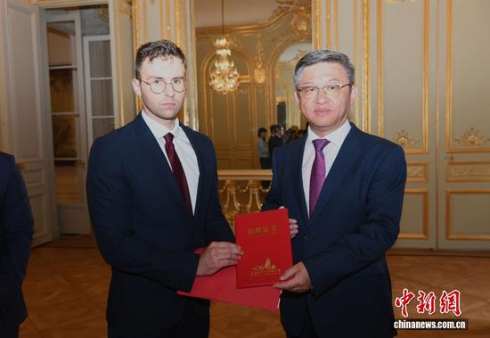 Chen Dong (R), minister at the Chinese Embassy in France, presents a donation certificate and a letter of thanks to Marcus Detrez at the Chinese Embassy in Paris, France, Aug 4, 2025. (Photo/China News Service) Chen Dong (R), minister at the Chinese Embassy in France, presents a donation certificate and a letter of thanks to Marcus Detrez at the Chinese Embassy in Paris, France, Aug 4, 2025. (Photo/China News Service)