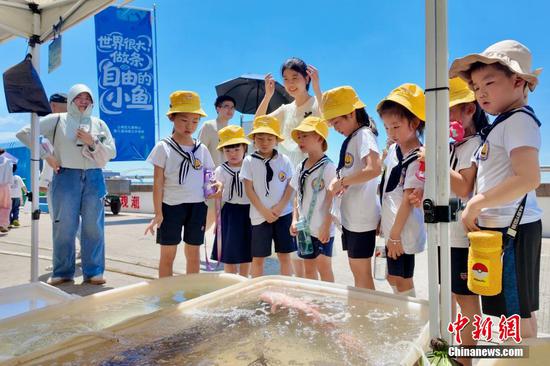 Kindergarten children experience the fishing season opening ceremony in Hangzhou, Zhejiang Province, July 1, 2025. (Photo/China news Service) Kindergarten children experience the fishing season opening ceremony in Hangzhou, Zhejiang Province, July 1, 2025. (Photo/China news Service)