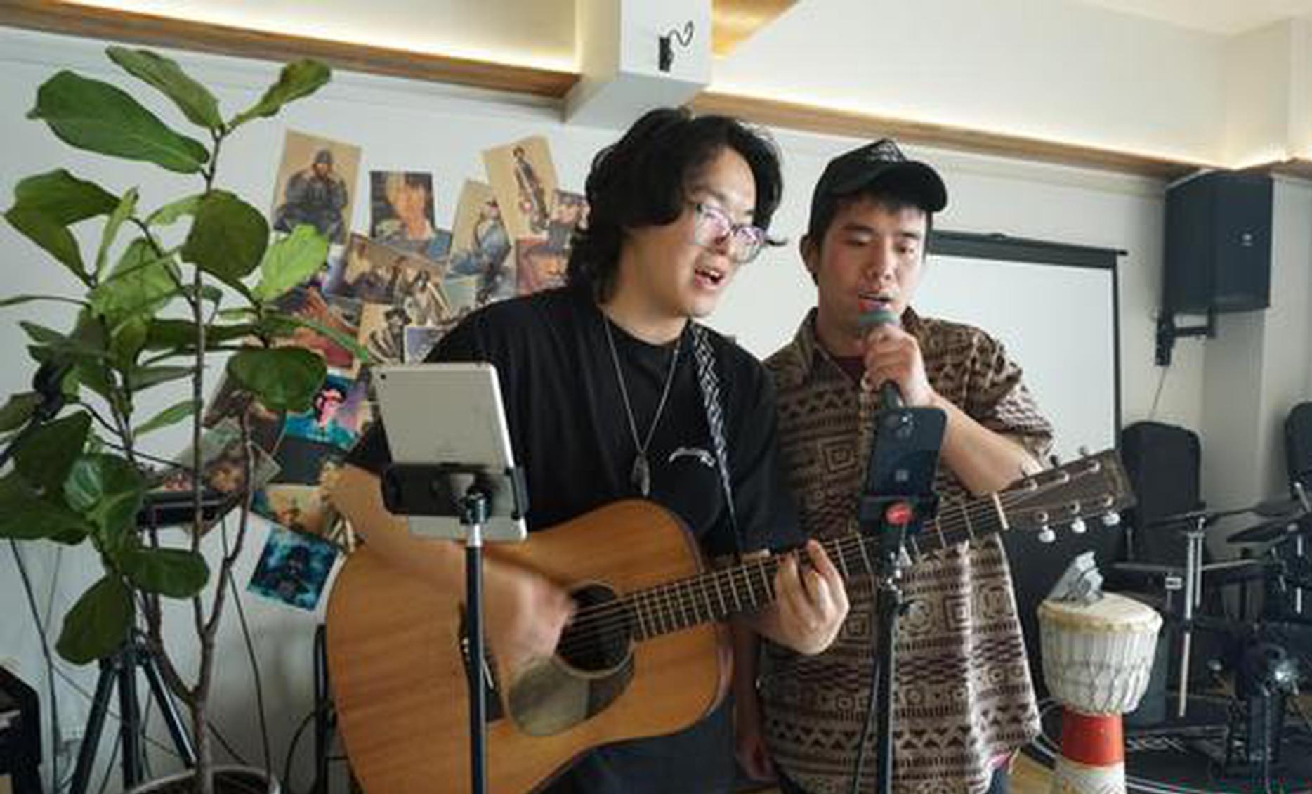 Latest UK job data sends mixed message