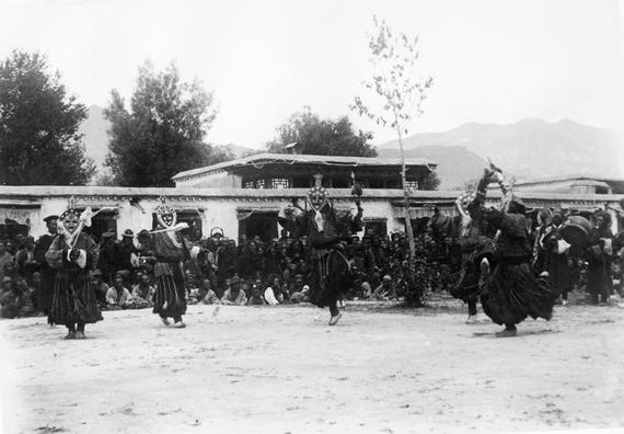 A crowd watches a Tibetan Opera performance in Lhasa, circa 1910. A traditional folk art, 
Tibetan Opera performances are held during the Shoton Festival, Tibetan New Year and during 
specific religious festivals (Photo by VCG)