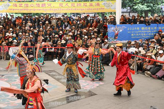 Tibetan Opera Prince Drimed Kundan is performed in Lhasa’s Dzongyab Lukhang Park during the annual Tibetan Opera Season, June 13, 2025
(Photo by CNS)