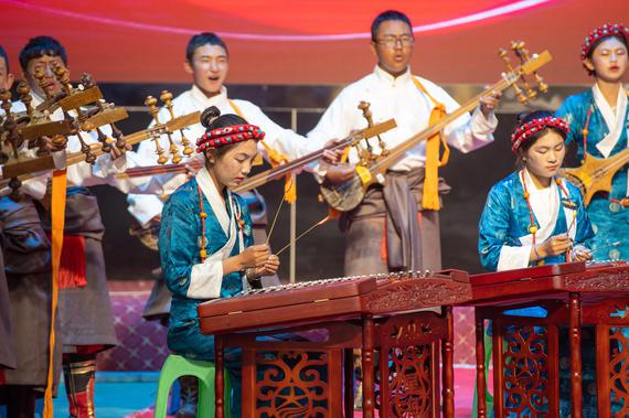 Students from folk music troupes at Tibet Sakya County Middle School, Xigaze, Xizang Autonomous Region, perform at the school on June 21, 2023. The school offers extracurricular classes in the arts, culture and computer science. (Photo by CNS)