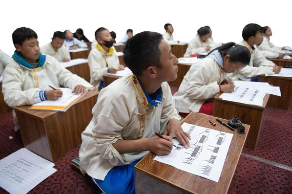 Students attend a Tibetan calligraphy class at Gyaca Middle School, Gyaca County, Shannan City, Xizang Autonomous Region (Photo by CNS)