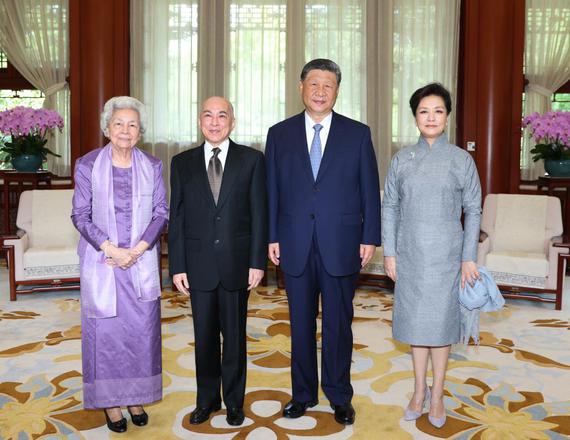 Chinese President Xi Jinping and his wife Peng Liyuan meet with Cambodian King Norodom Sihamoni and Queen Mother Norodom Monineath Sihanouk at Zhongnanhai in Beijing, capital of China, Aug. 26, 2025. (Xinhua/Huang Jingwen)