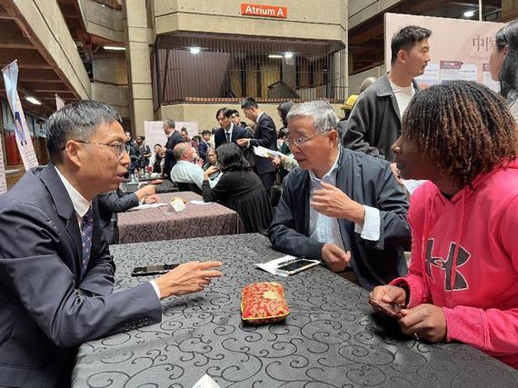 A cultural exchange activity is  held at the University of Johannesburg in South Africa, on May 16, 2025 . Traditional Chinese medicine experts from Sichuan provided free medical consultations to the people of South Africa and local Chinese expatriates. (Photo/China News Service)