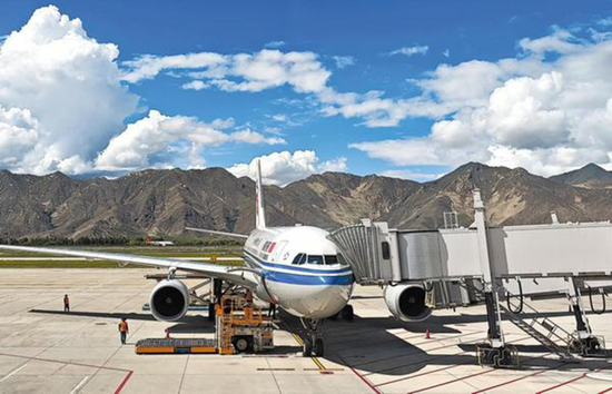 A commercial airliner is parked at the Lhasa Gonggar International Airport in Lhasa, Xizang autonomous region, on July 23, 2024. (ZHAO DI/FOR CHINA DAILY)