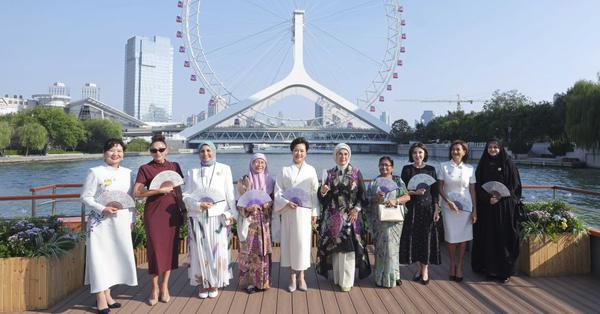 Peng Liyuan, spouses of foreign leaders attending SCO summit tour Tianjin
