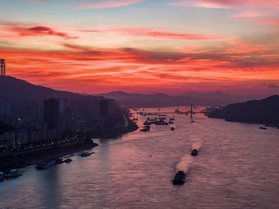 Picturesque morning glow over the Xijiang River in south China